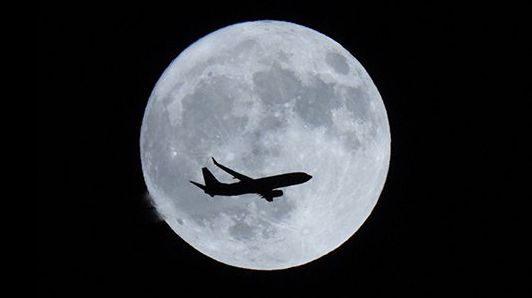 luna y avión de pasajeros