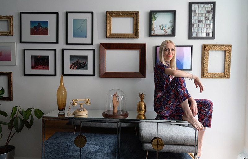mujer en interior
