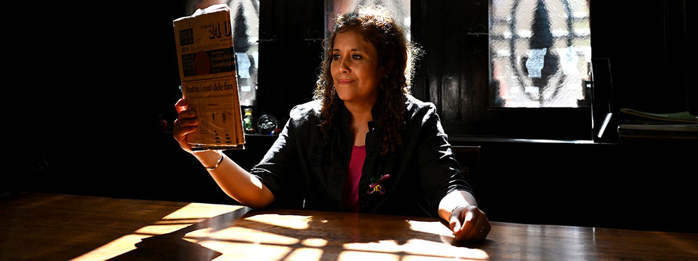 mujer detrás de la mesa