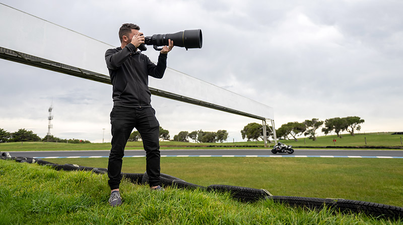 Fotógrafo con lente Nikkor Z 600mm f4 TC VR S